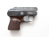 un pistolet posé sur une surface blanche