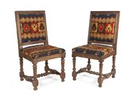 PAIRE DE CHAISES EN NOYER MOULURÉ