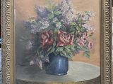 une peinture de fleurs dans un vase bleu sur une table
