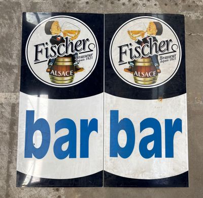 deux autocollants sur le mur d'un bar