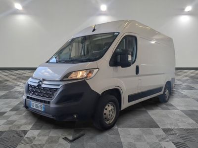 la camionnette blanche est garée sur le sol en damier d'une pièce