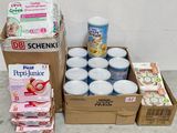 Plusieurs boîtes de yaourt, du yaourt et encore du yaourt sont posées par terre