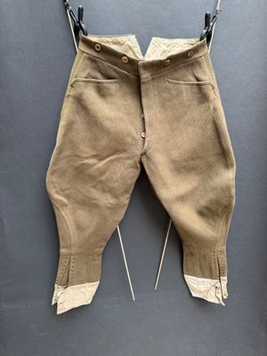 une photo d'un pantalon suspendu à une corde à linge