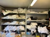 une pièce remplie d'une multitude de vêtements et d'autres objets