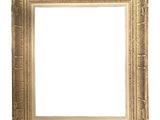 un gros plan d'un cadre photo doré sur fond blanc