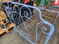 Ancien lit banquette en fer forgé peint en bleu pastel, à dé… (photo 2)