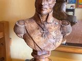 un buste d'homme assis sur une table devant un miroir