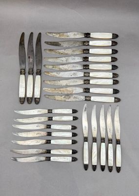Plusieurs couteaux sont disposés sur une table