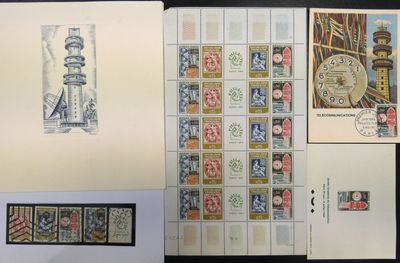 Plusieurs timbres provenant de différents pays sont exposés sur une table.