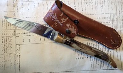 un couteau posé sur une feuille de papier