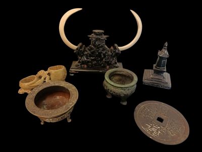 Ensemble de bibelots asiatiques cpt : petit ornement d'autel…