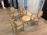several chairs and a table are arranged in a circle in a room
