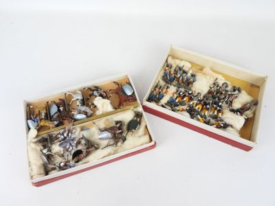 deux boîtes contenant différentes sortes de figurines