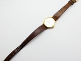 gros plan d'une montre sur une surface blanche