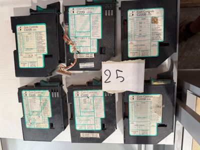 tout un tas d'appareils électroniques posés sur une étagère