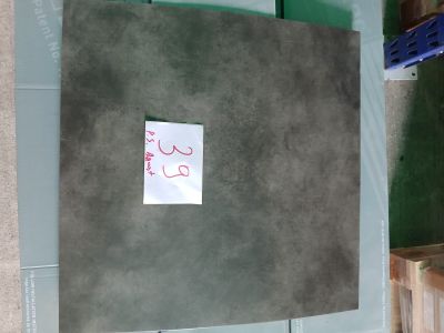 un bout de papier collé au mur avec un autocollant dessus