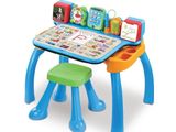 une petite table avec deux tabourets et une horloge posée dessus
