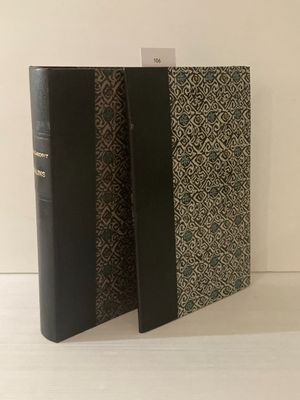deux livres noirs posés l'un à côté de l'autre sur une table blanche