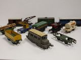 beaucoup de petits trains miniatures posés sur une surface blanche