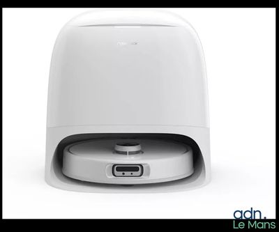 une image représentant un appareil électronique blanc posé sur une surface blanche