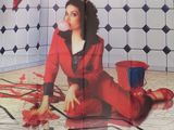 affiche de film représentant une femme assise par terre dans une salle de bains