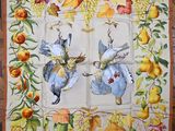 deux oiseaux posés sur une nappe