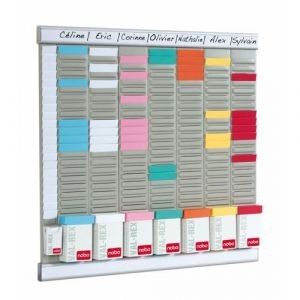 un gros plan d'un tableau d'affichage sur lequel sont accrochées de nombreuses notes de différentes couleurs