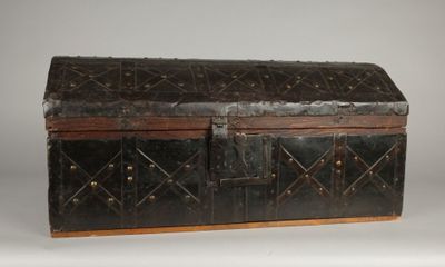 un vieux coffre en bois orné d'un motif noir et marron