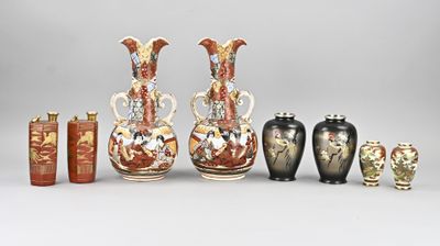 cinq vases posés les uns à côté des autres sur une table