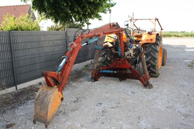 un tracteur garé près d'une clôture
