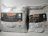 deux sacs de literie posés sur un comptoir
