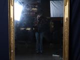 un homme se prenant en photo dans un miroir
