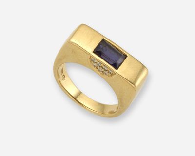 une bague en or sertie d'un saphir et de diamants