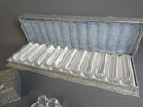 une boîte en argent contenant un tas de cuillères en argent