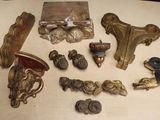 de nombreux objets anciens en laiton posés sur une table