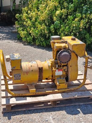 une machine jaune posée sur une palette