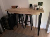 deux tabourets posés sur une table dans la pièce