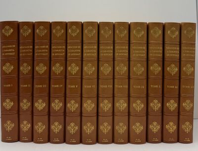 six livres marron sont alignés les uns à côté des autres sur une surface blanche
