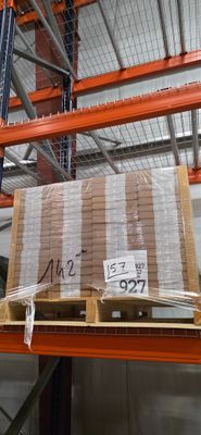 une palette remplie de cartons, dans un entrepôt