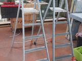 une échelle posée par terre dans une pièce