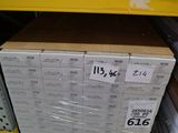 une grande pile de cartons posée sur une étagère dans un magasin