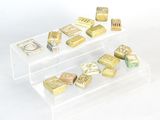 une vitrine transparente contenant des lingots d'or et d'autres lingots d'or