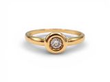 une bague en or jaune sertie d'un seul diamant au centre
