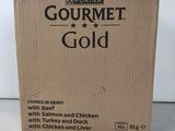 une boîte « Gourmet Gold » contenant du bœuf et du poulet, ainsi que du poulet et du foie