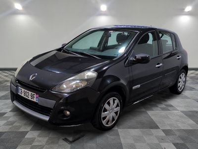 la photo d'une petite voiture noire garée dans un garage