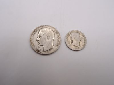 deux pièces d'argent, dont l'une représente le profil d'un homme et l'autre celui d'une femme