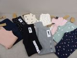 un ensemble de pyjamas pour femmes posé sur un canapé