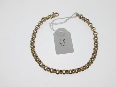 gros plan d'une chaîne de bracelets portant une étiquette