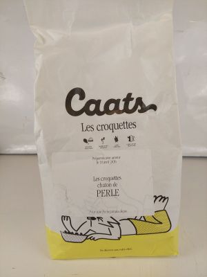un sac de litière pour chat posé sur un plan de travail