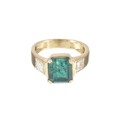 une image représentant une bague sertie d'une pierre verte